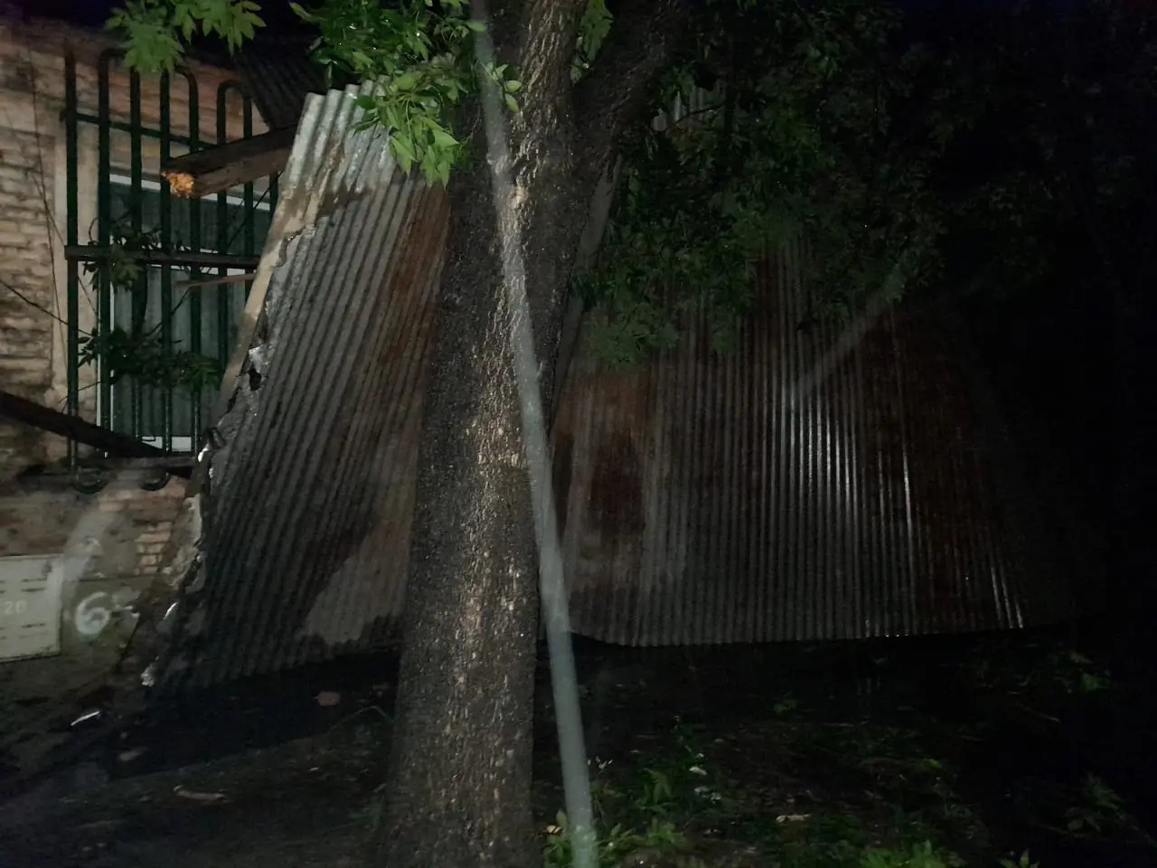Tormenta: volaron chapas del techo del CEC 801