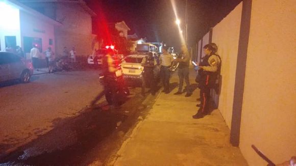 ¡PRESA DE LOS CELOS! Policía dispara y mata al novio de su expareja y la hiere a ella en Carabobo