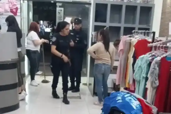 Menores hicieron un boquete y robaron una tienda de ropa en la región