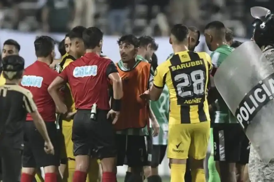 Por la agresión a un árbitro, se suspendió el fútbol en Uruguay