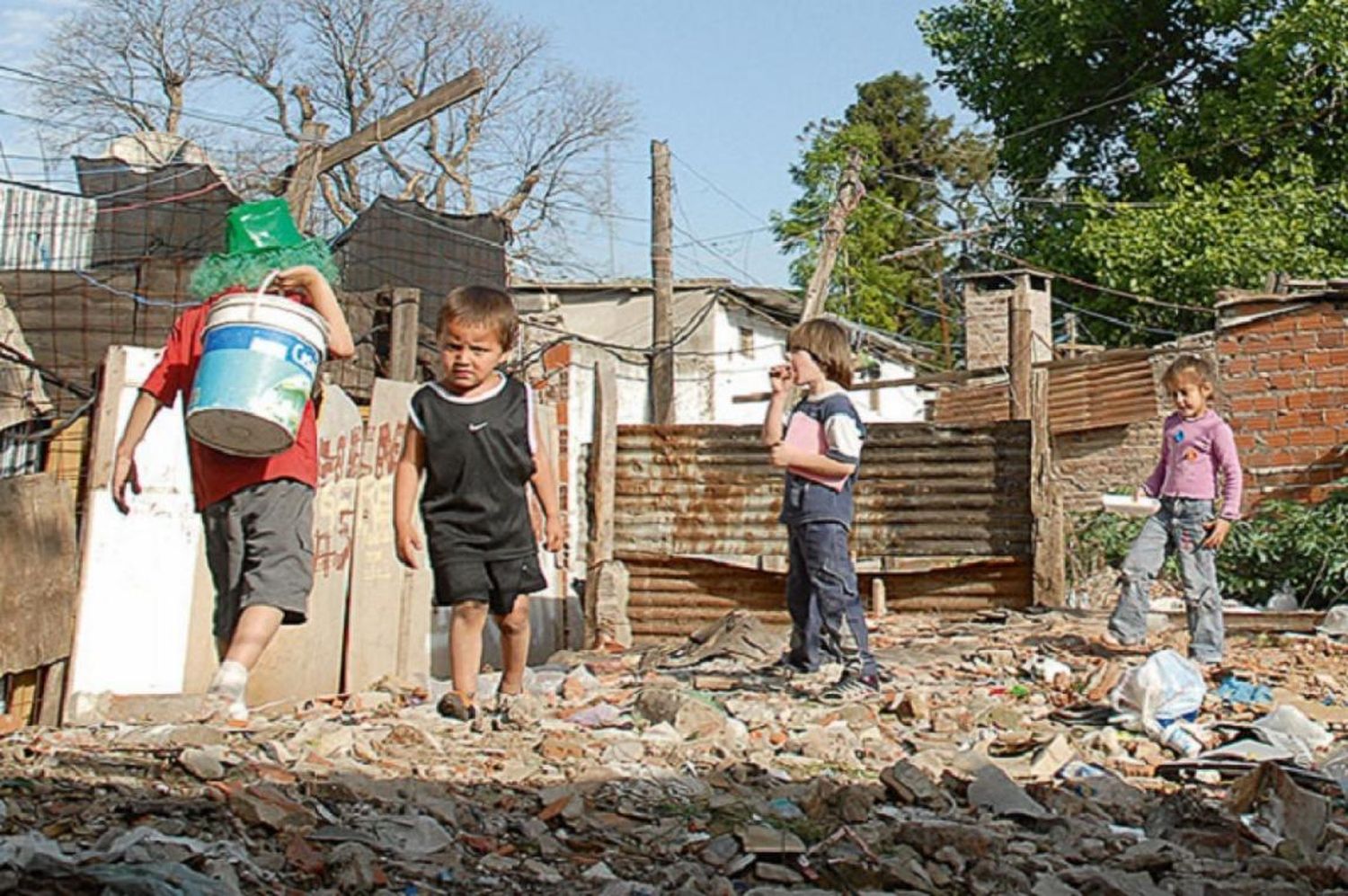 La pobreza subió al 35,4% y ya alcanza a 15,9 millones de argentinos