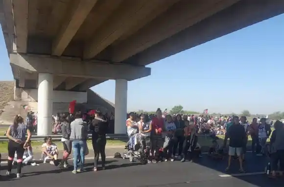 Vecinos de barrio Santa Lucía levantaron el corte en la autopista a Córdoba