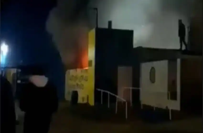 Se incendió un sector de la guardería náutica al lado de Central y causó alarma