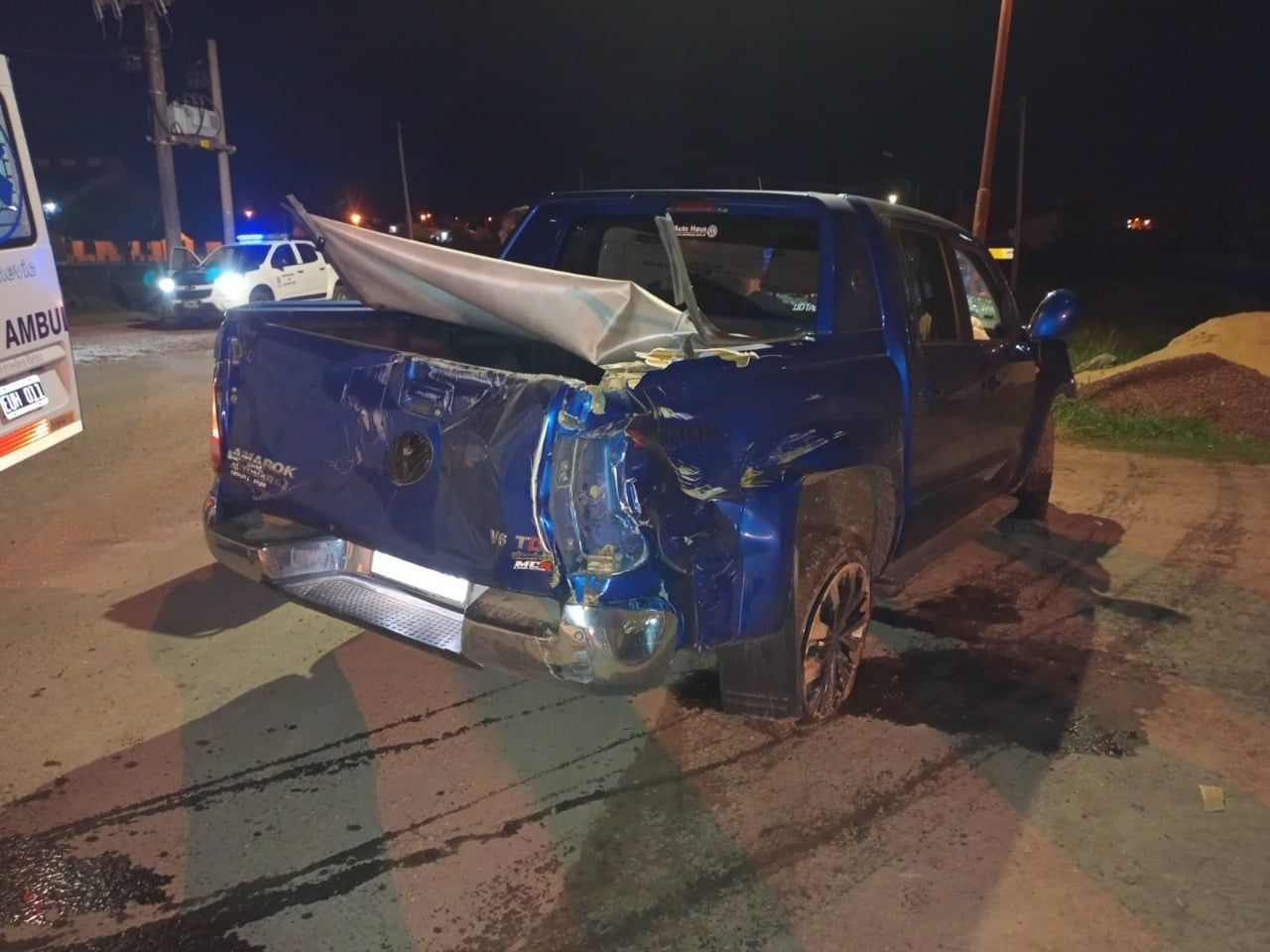 Camioneta quedó destrozada tras chocar contra un carretón