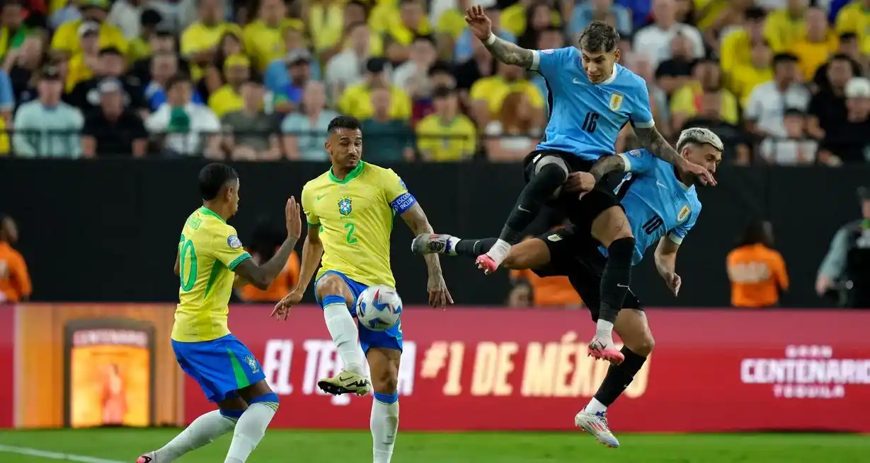 El partido fue muy trabado y luchado. Crédito: Reuters.