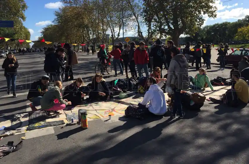 Alumnos de la Malharro piden obras "urgentes" por la falta de clases