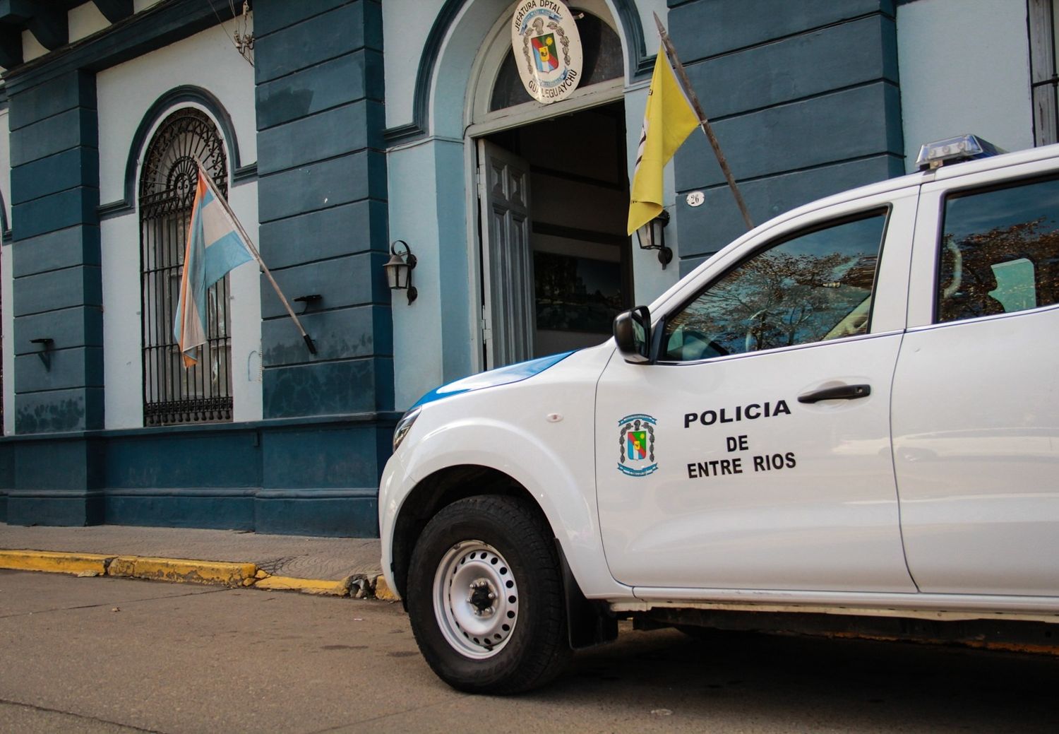 Detienen a un hombre que le quemó la ropa y los animales a una mujer