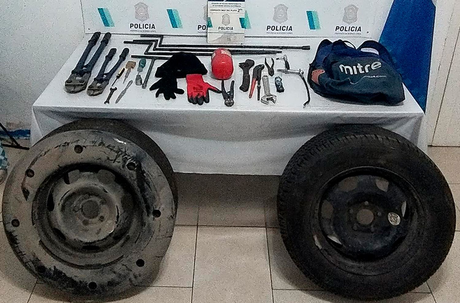 Atrapan a roba ruedas tras darse a la fuga en auto robado