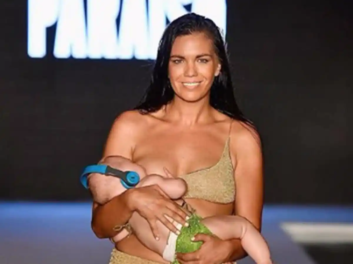 Una modelo causa polémica en Estados Unidos por desfilar amamantando a su bebé