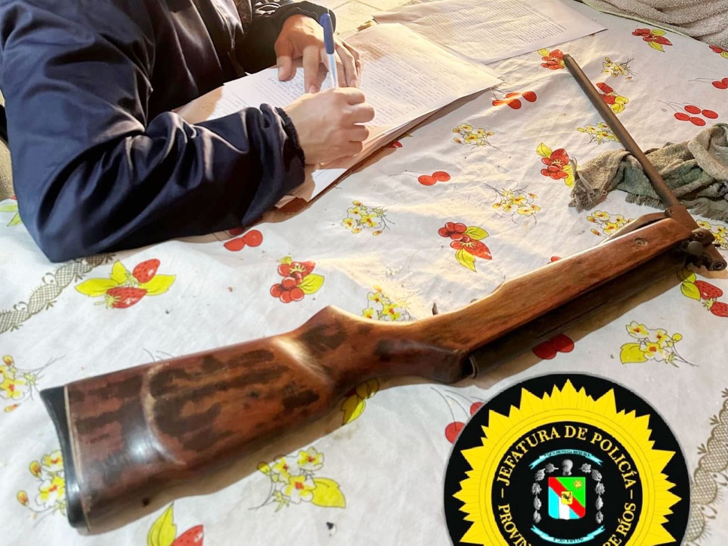 Secuestran un rifle modificado y detienen a un hombre por tenencia ilegal de arma de fuego