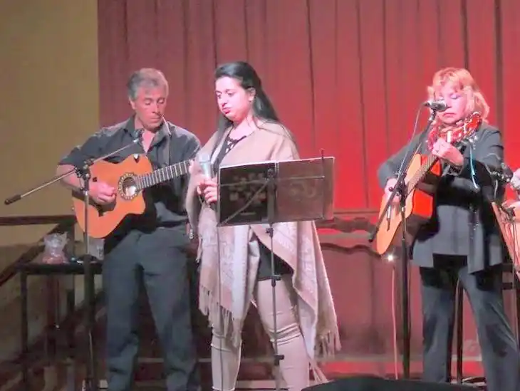 Noche de folclore con el grupo “Samay Yurak”