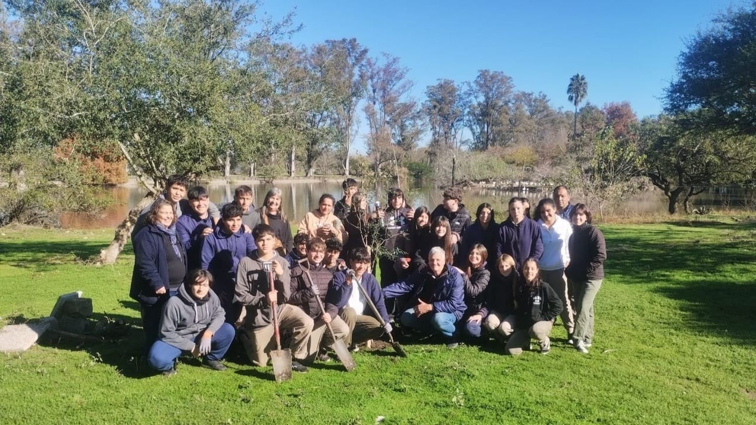 Jóvenes estudiantes participaron en plantaciones de árboles nativos