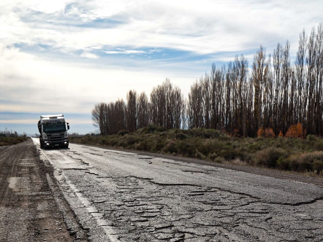 Los gobernadores y ONGs reclamaron al Gobierno que se haga cargo de las rutas nacionales. Un motivo noble para que Milei refuerce vínculos territoriales.