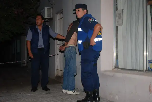 Por defenderla fue apuñalado