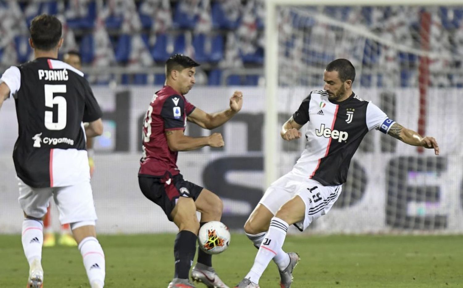 Cagliari venció al campeón con un gol de Gio Simeone