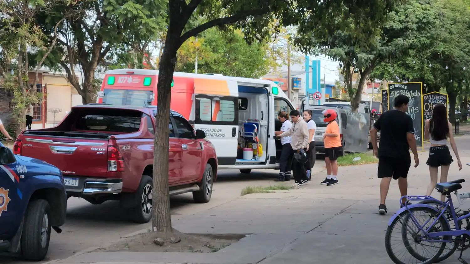 Av. Italia: un perro se cruzó por el camino de un motociclista y terminó en el piso con múltiples heridas