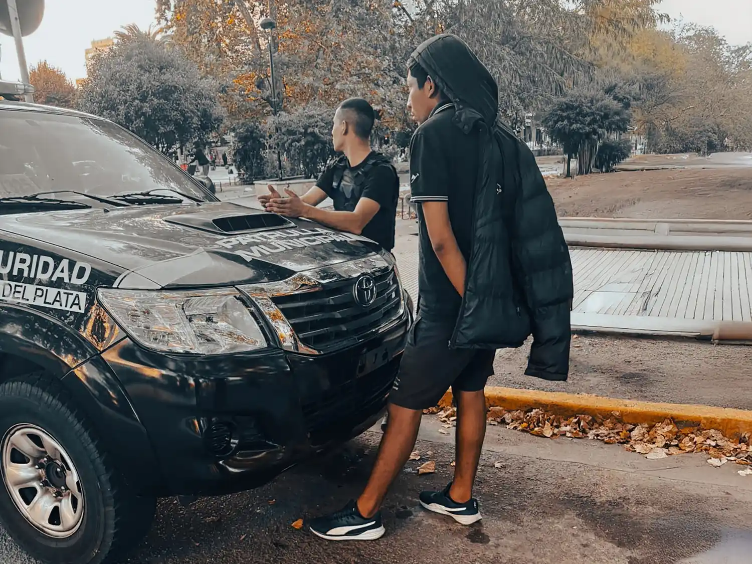 Ante esta situación, el individuo fue reducido de forma preventiva mediante el uso de esposas para evitar que la situación escalara.