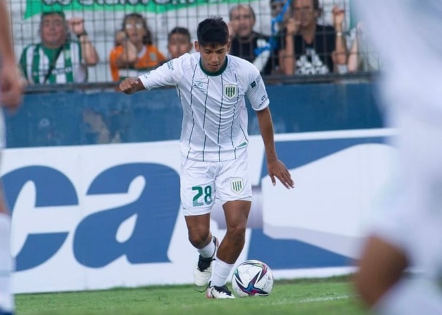 Matías González, la joya tandilense que suma minutos en Banfield