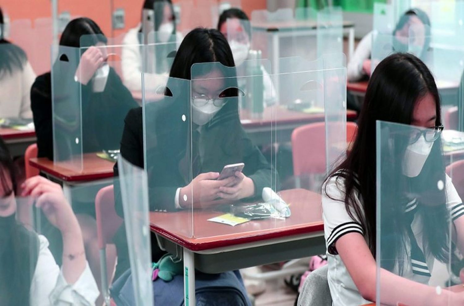 Por un rebrote de coronavirus, Corea del Sur cerró los colegios y retomó las clases online