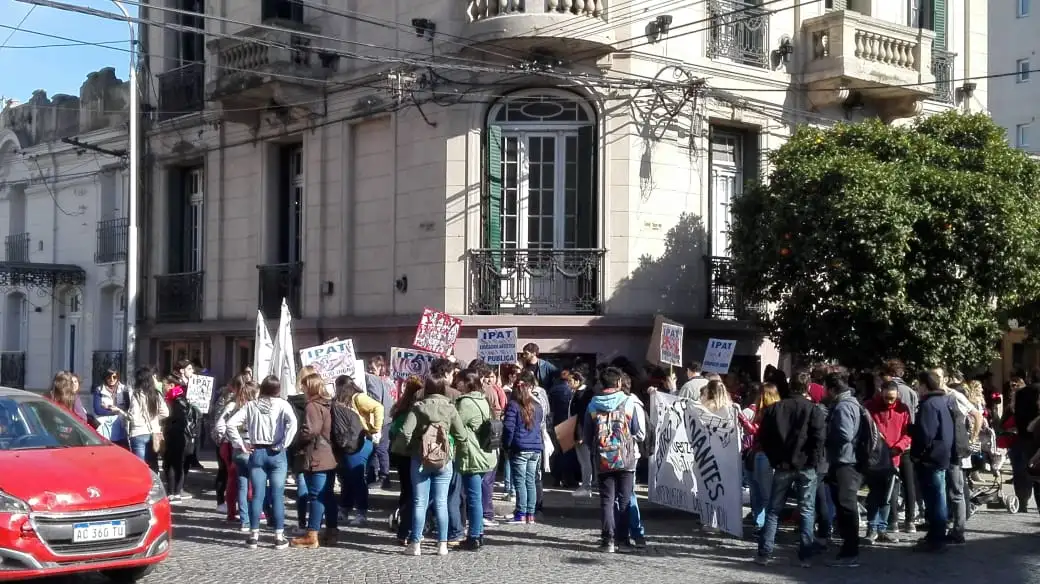 Más de un centenar de alumnos se movilizó al Municipio en reclamo de "un edificio digno"