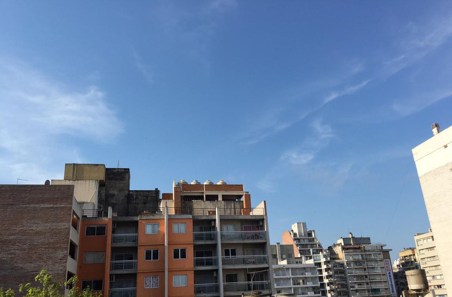 Sábado con algunas nubes en el cielo y tarde agradable en Rosario