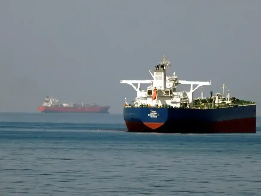 El petróleo llega a los 100 dólares tras el bloqueo de Irán en el estrecho de Ormuz. Crédito: Xinhua.