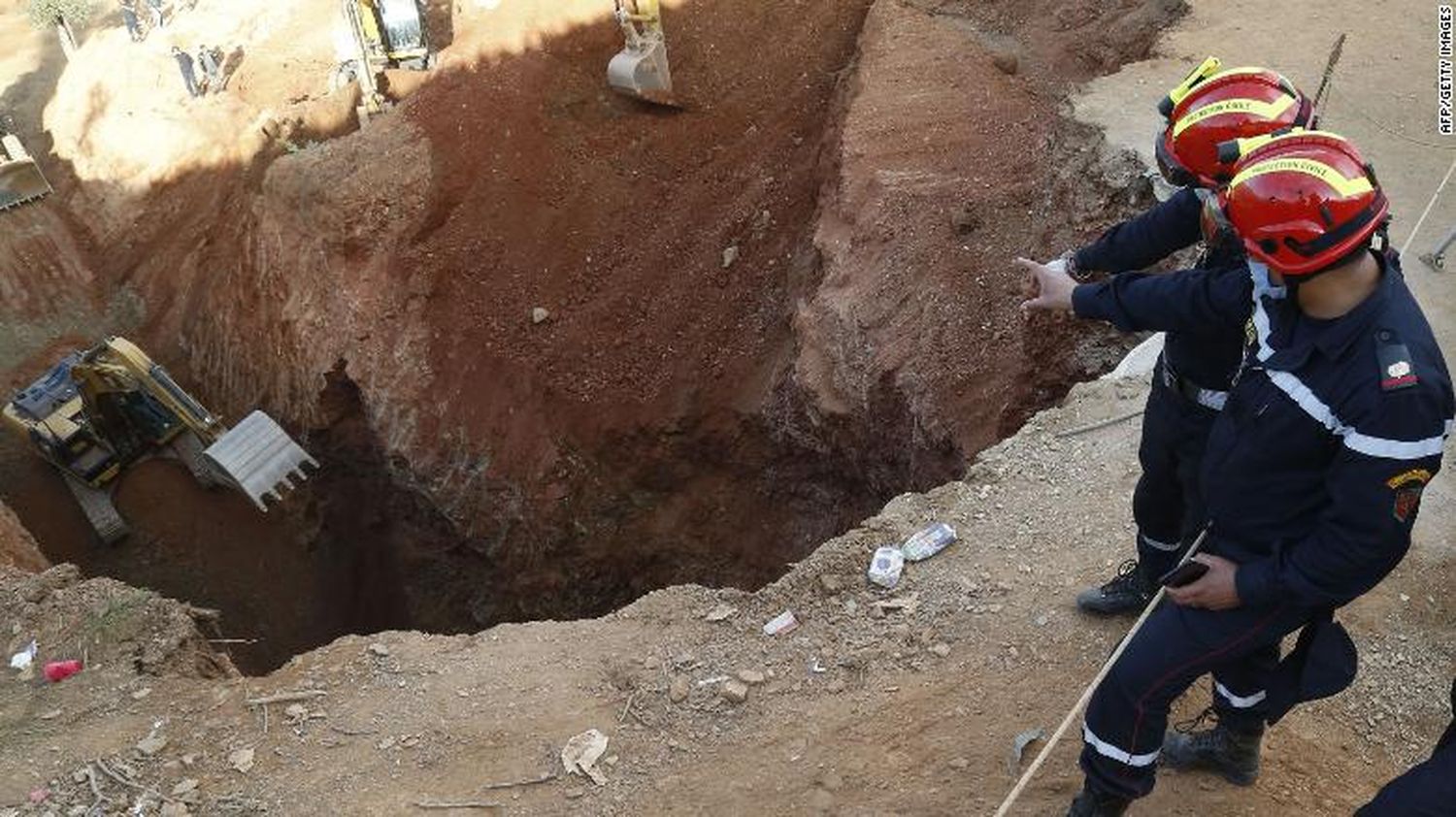 Marruecos: rescatistas luchan contra reloj por salvar a un niño que está atrapado en un pozo desde hace tres días