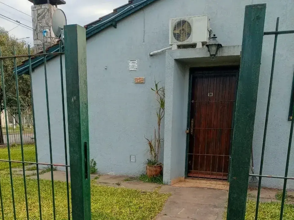 Así quedó la vivienda tras el robo de la puerta de rejas.