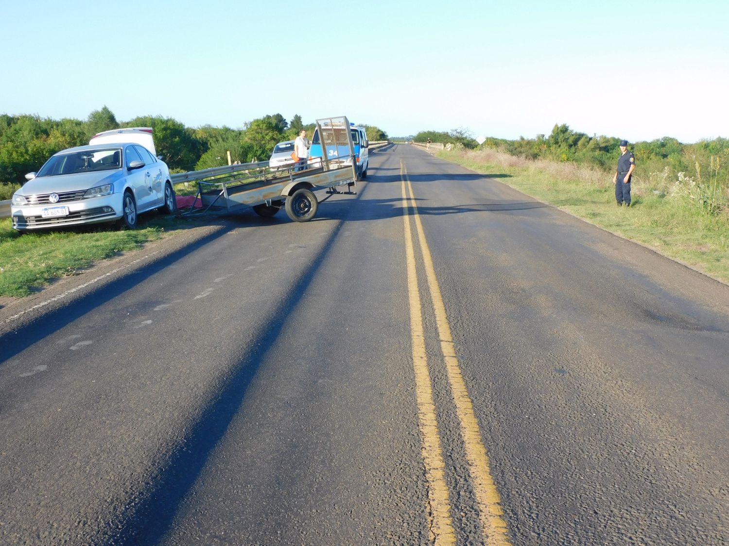 Un tráiler se desprendió de una camioneta y mató a una mujer que se encontraba pescando