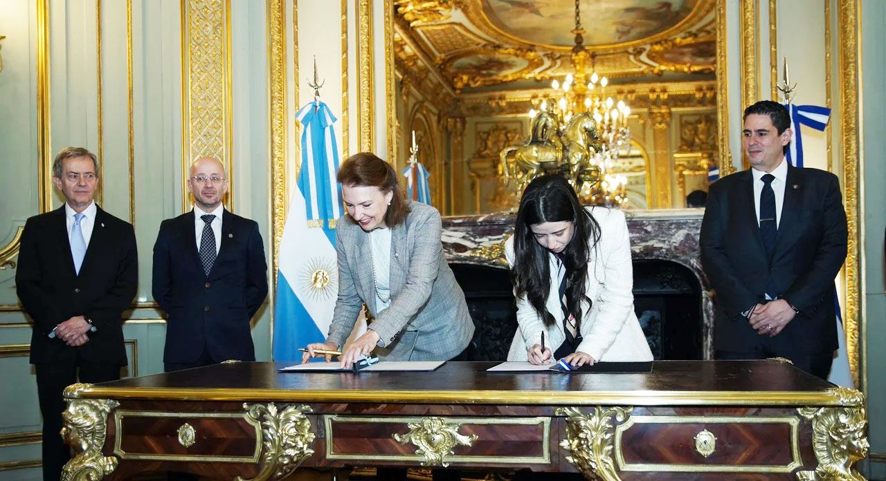 Las cancillerías de El Salvador y la Argentina sellaron una cooperación pacífica