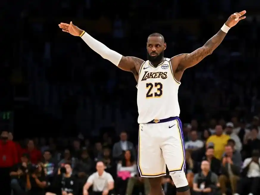 El "rey" sigue haciendo historia en la NBA. Crédito: Reuters.