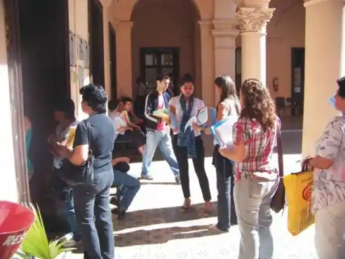 El miércoles abonan las becas a estudiantes de todos los niveles 