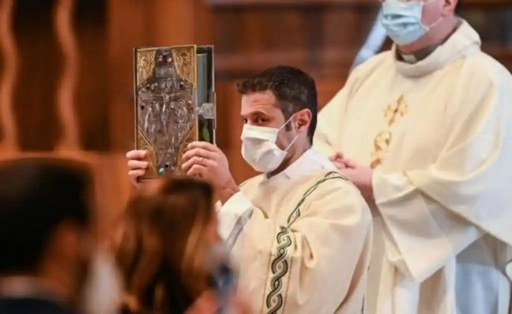 Para El Vaticano es “inadecuado” usar fotocopias de la Biblia en misa