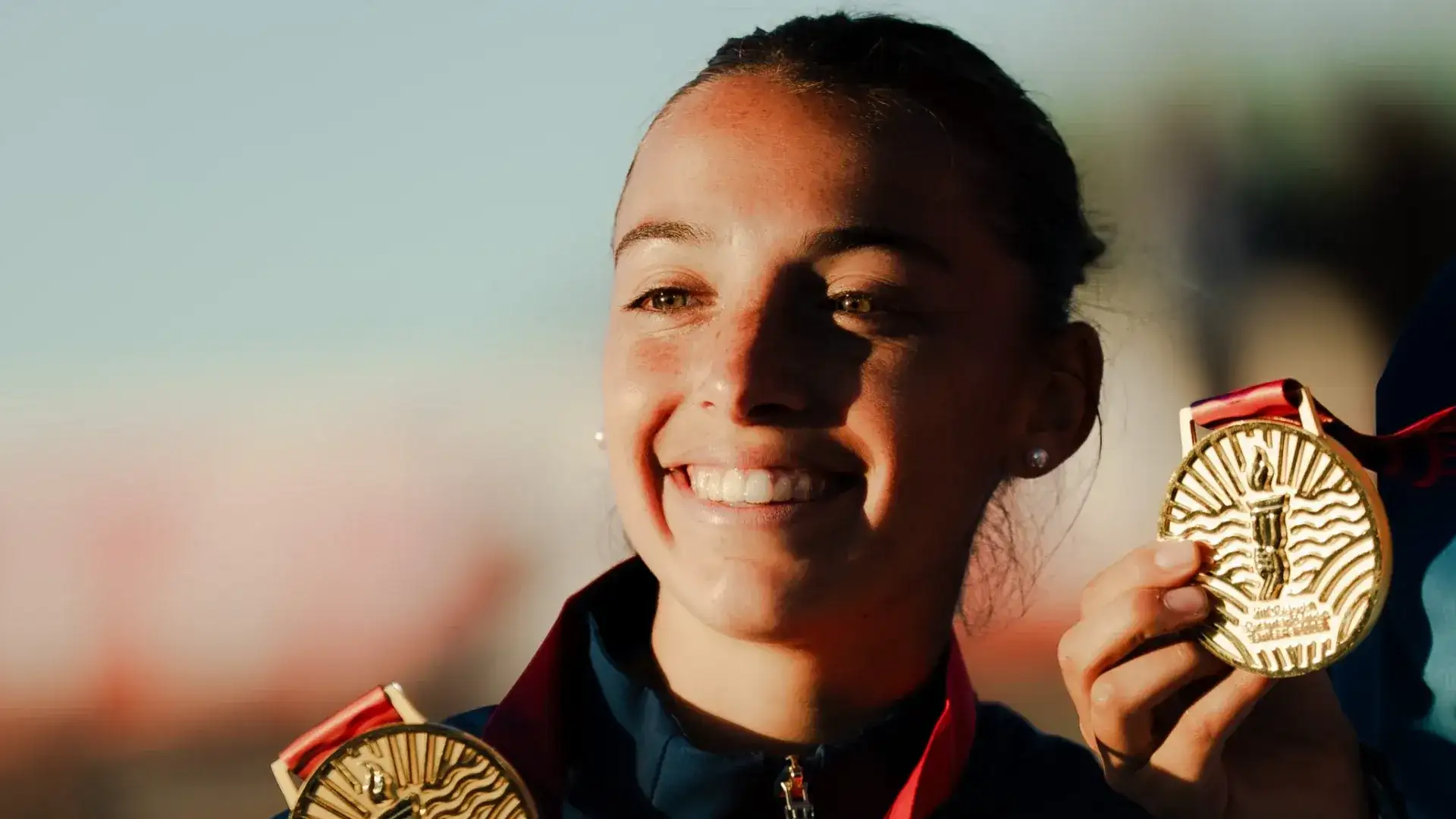 La tandilense Brisa Bruggesser con la medalla de oro obtenida tras la final de los Juegos Suramericanos 2026.