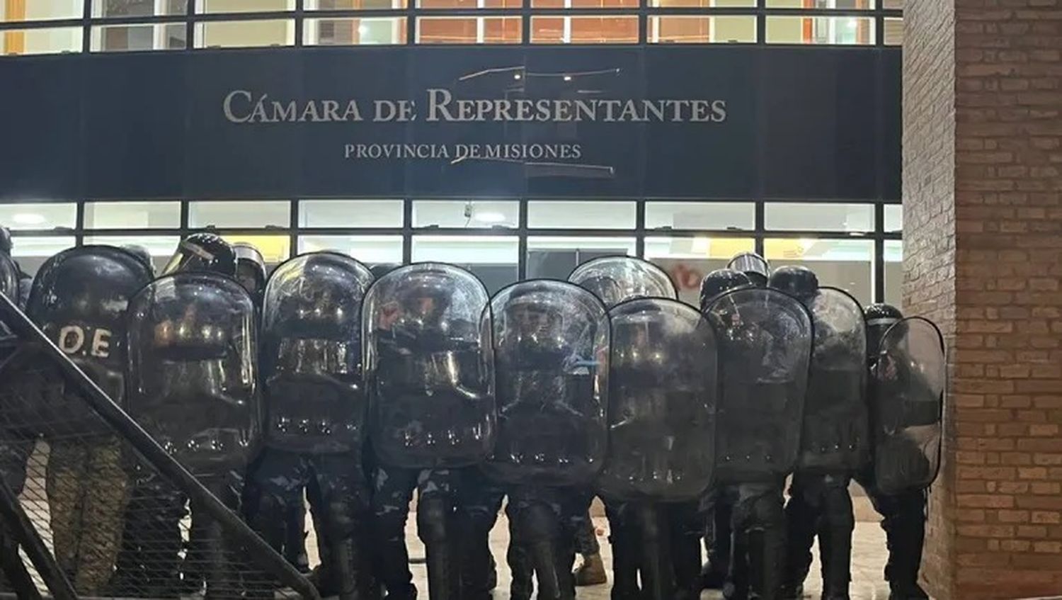 Se agrava el conflicto en Misiones: reprimieron una manifestación docente en la Legislatura