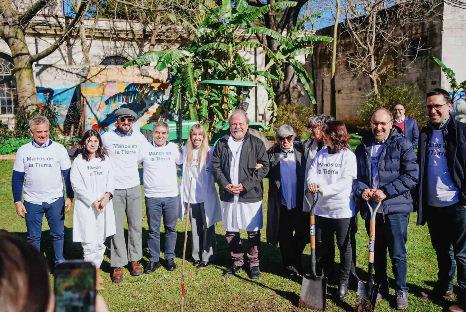 Abel Pintos continúa impulsando la plantación de árboles de nuez pecán en los hospitales públicos de la ciudad de Buenos Aires