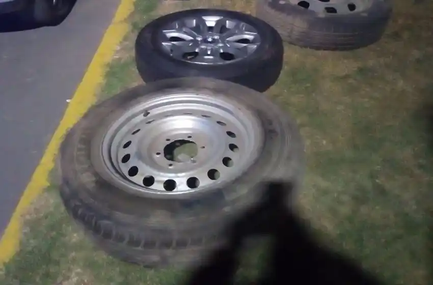 Los agarraron infraganti: detuvieron a dos «roba ruedas» en Pellegrini y Vera Mujica