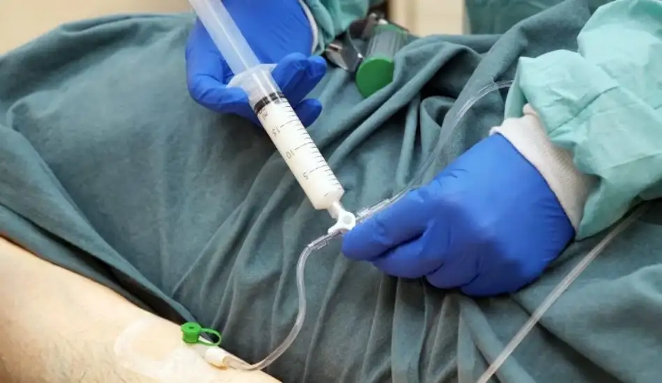 En la práctica clínica, el propofol se utiliza en procedimientos como endoscopías, colonoscopías, cirugías y sedaciones en terapia intensiva.