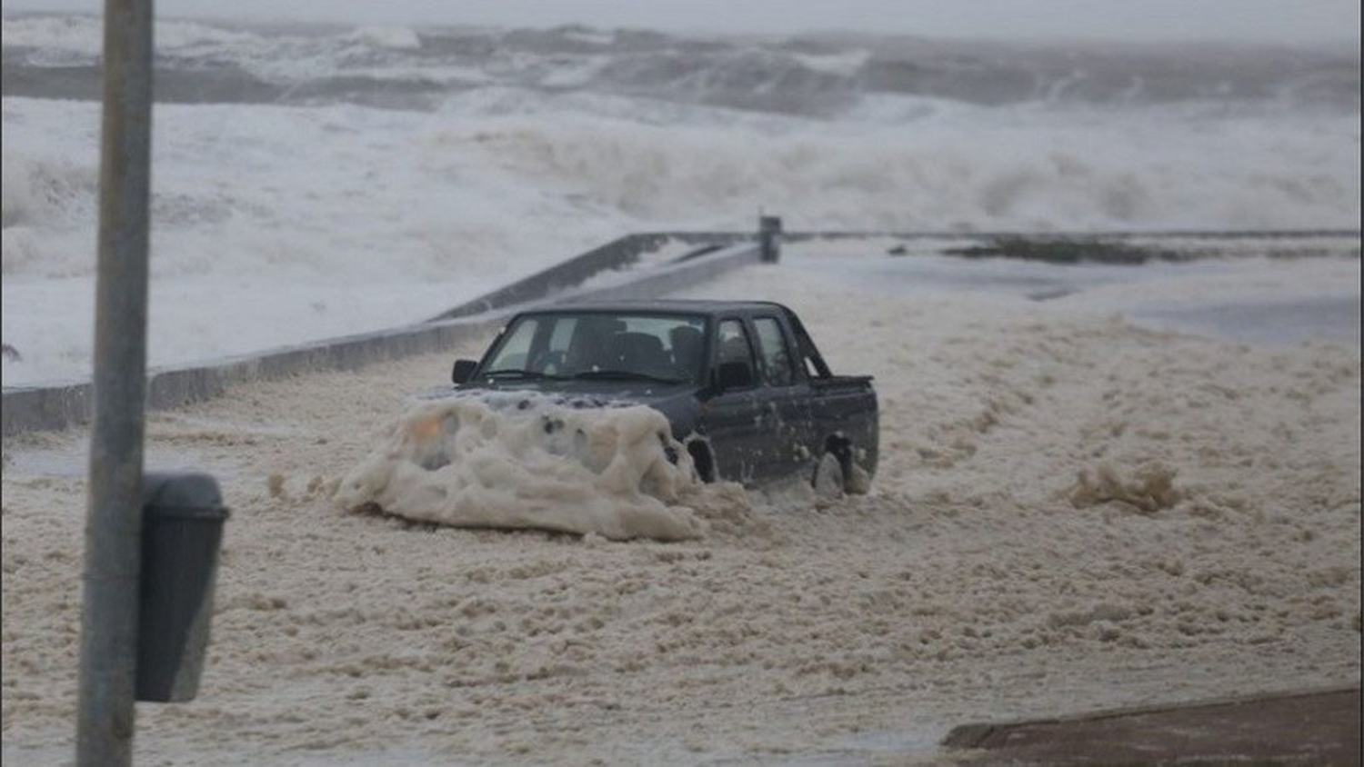 Un muerto, espuma en los edificios y destrozos por el ciclón subtropical en la costa de Uruguay