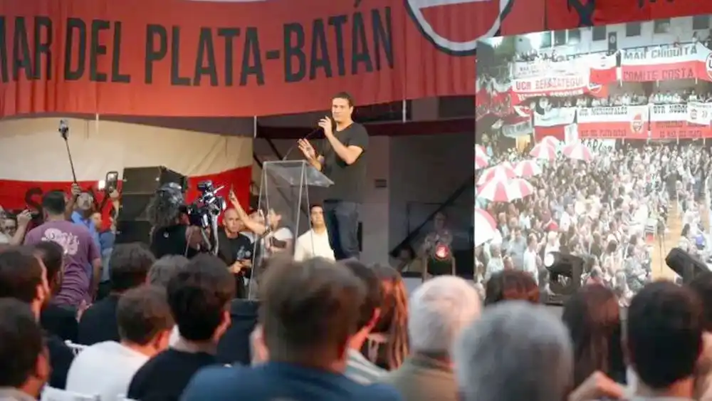 Maxi Abad se dirige a la multitud en el acto en Mar del Plata. (Prensa UCR bonaerense)