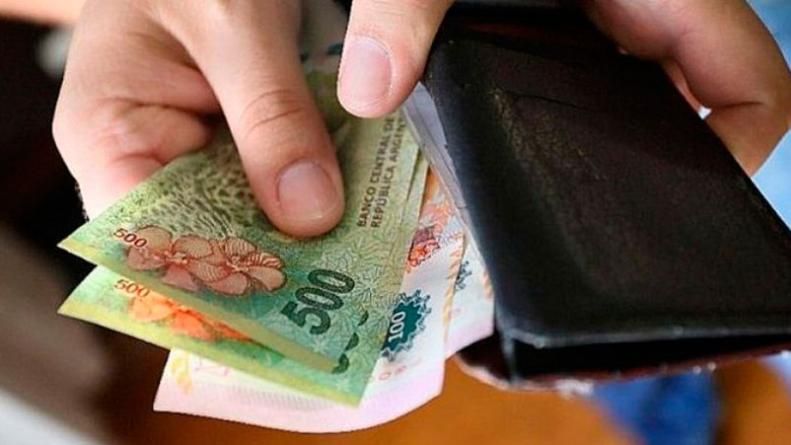 El Gobierno oficializó el aumento del salario mínimo, vital y móvil