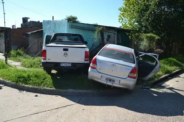 Dos autos chocaron y se incrustaron en una casa