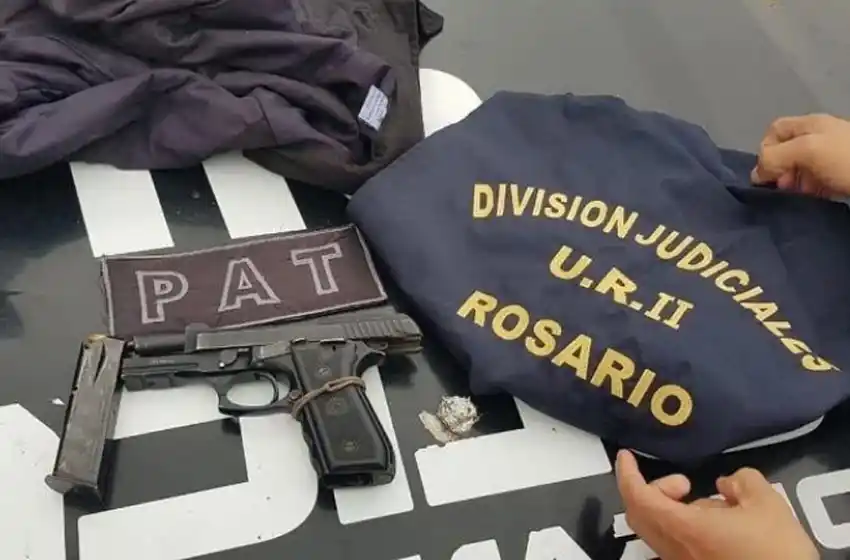 Detuvieron a un policía robando en moto