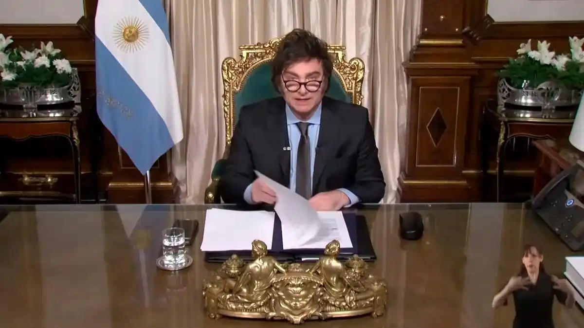 "Si la inflación de diciembre es 30 % es un numerazo y a Caputo hay que llevarlo en andas"