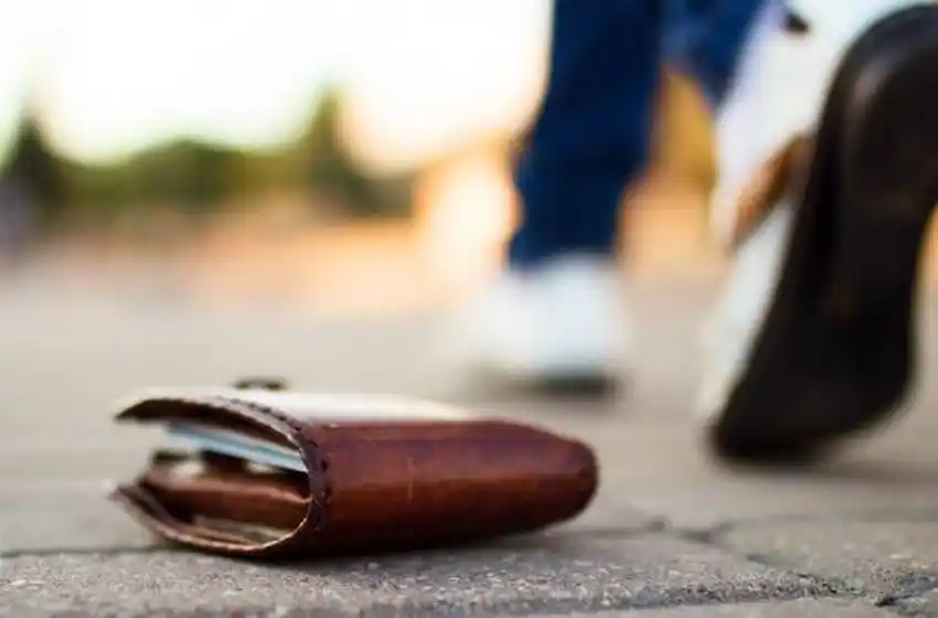 Extravió su billetera y un cuidacoche le tocó el timbre de su casa para devolvérsela