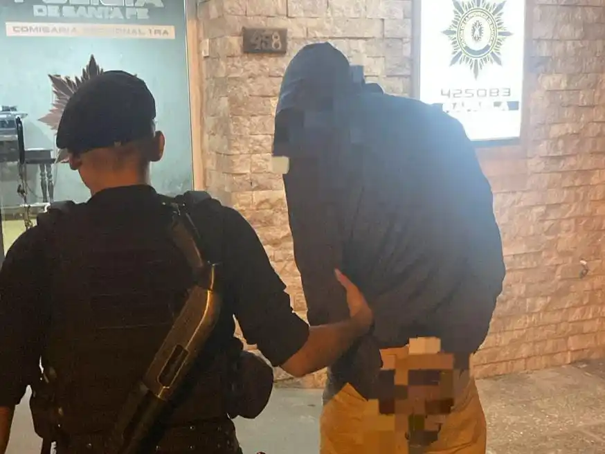 Con las manos en el alicate: se metió abajo de un camión para robar cables y lo atraparon