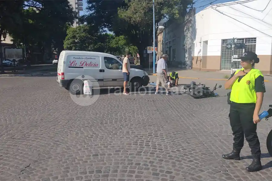 Accidente en el barrio 9 de julio entre un automóvil y una moto terminó con un hombre hospitalizado
