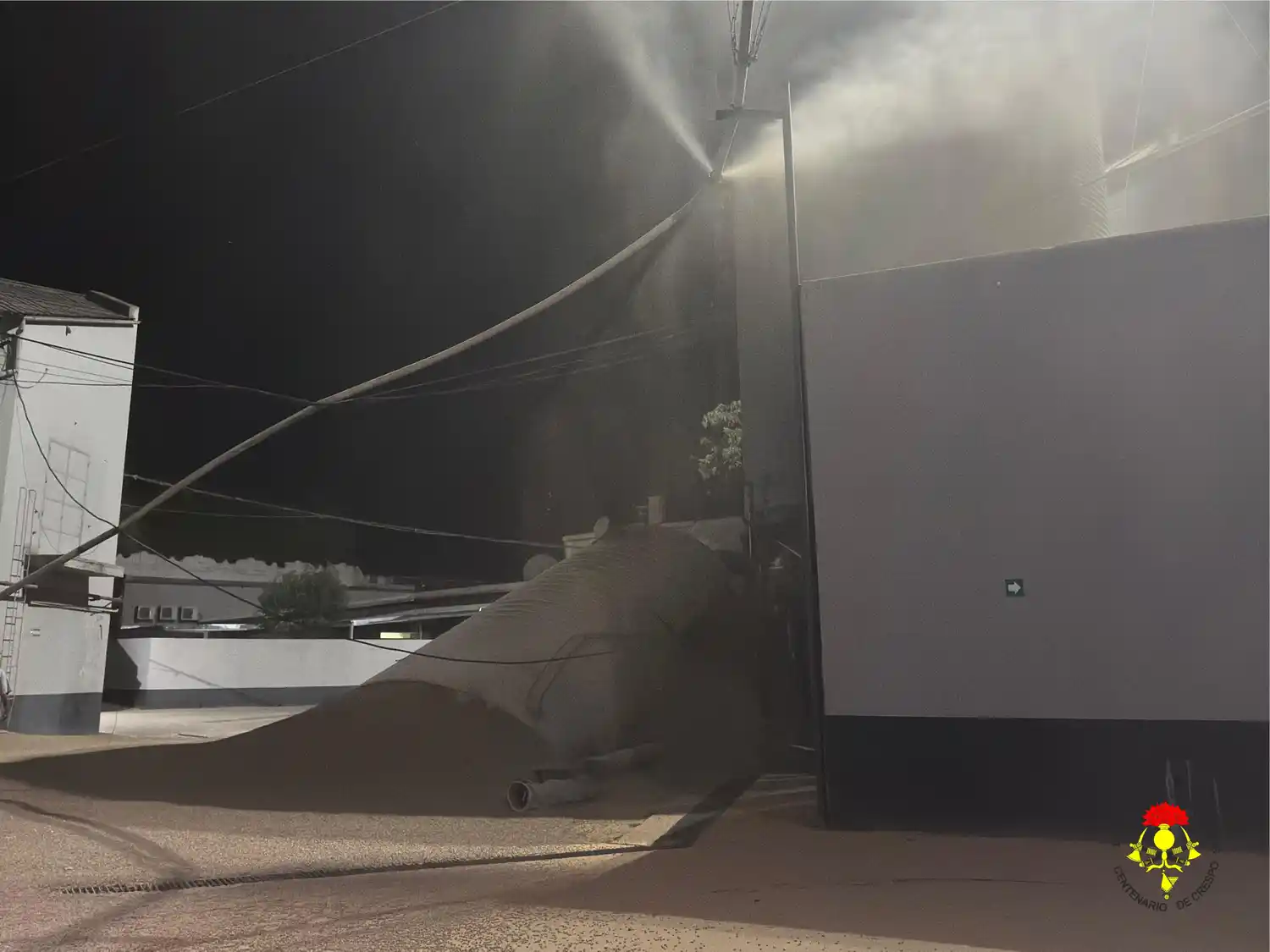 Colapso de un silo en una fábrica céntrica de Crespo movilizó a Bomberos Voluntarios