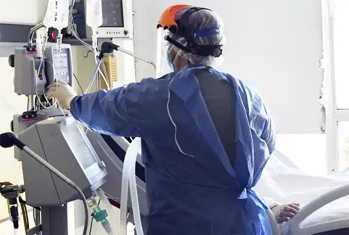Covid: otro día con más de 700 muertos, pero el uso de camas UTI sigue en descenso