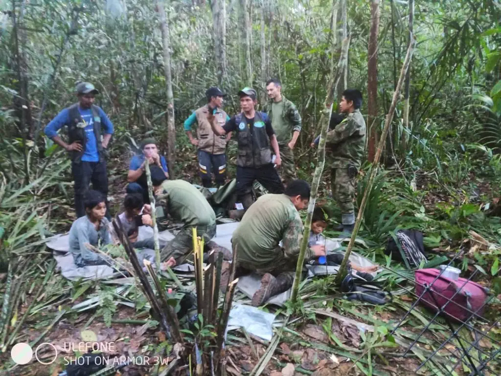 Niños extraviados en la selva de Colombia rompen el silencio: “Quiero caminar, pero me duelen los pies”